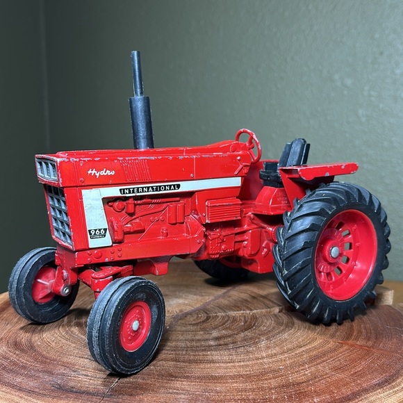 ERTL Vintage Farmall International Harvester 966 - 1/16 scale - Picture 4 of 17